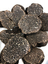 Truffes Tuber Melanosporum noires fraîches en morceaux